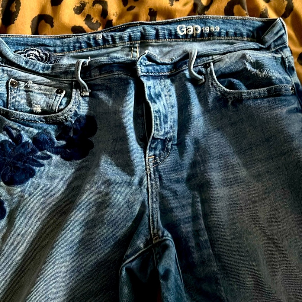 COPY - Gap boyfriend cropped embroidered destructed jeans size 30